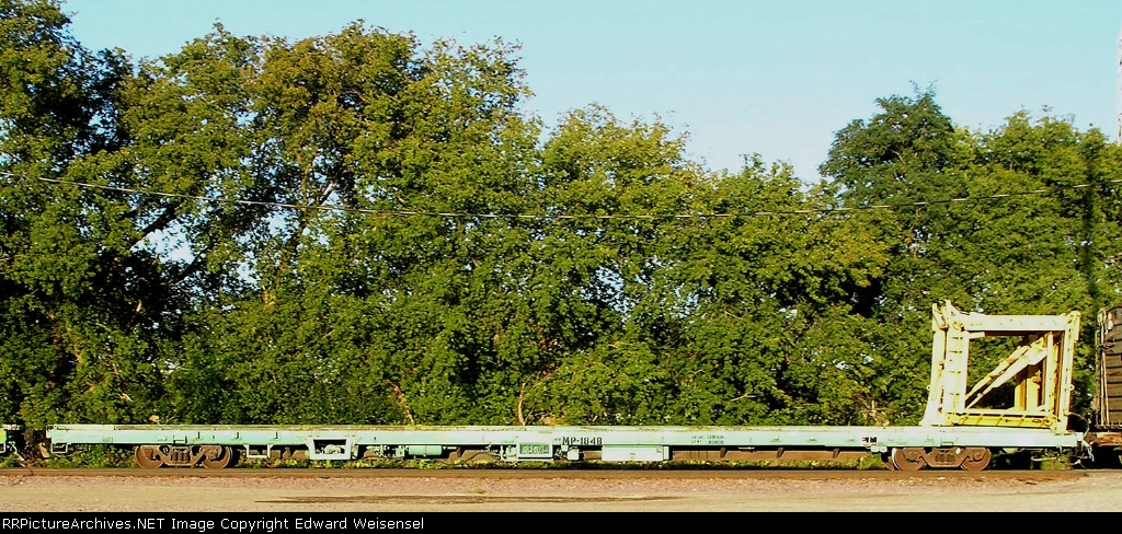 Kershaw equipment unloader rides end of a 20+ flatcar work train.